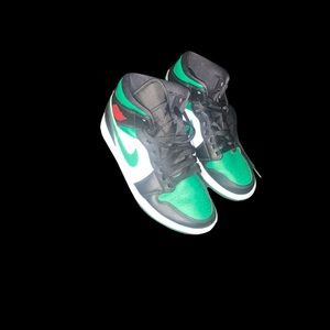 Air Jordan 1 Mid “Pine Green”